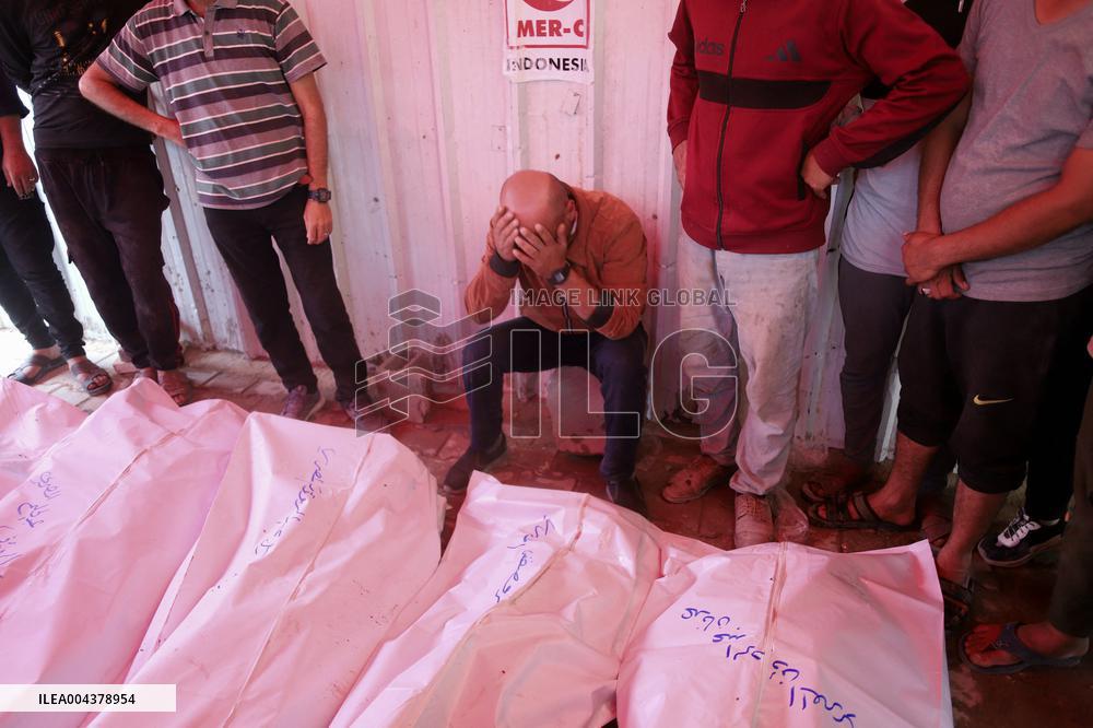 Palestinians Mourn After Deadly Israeli Attacks - Gaza