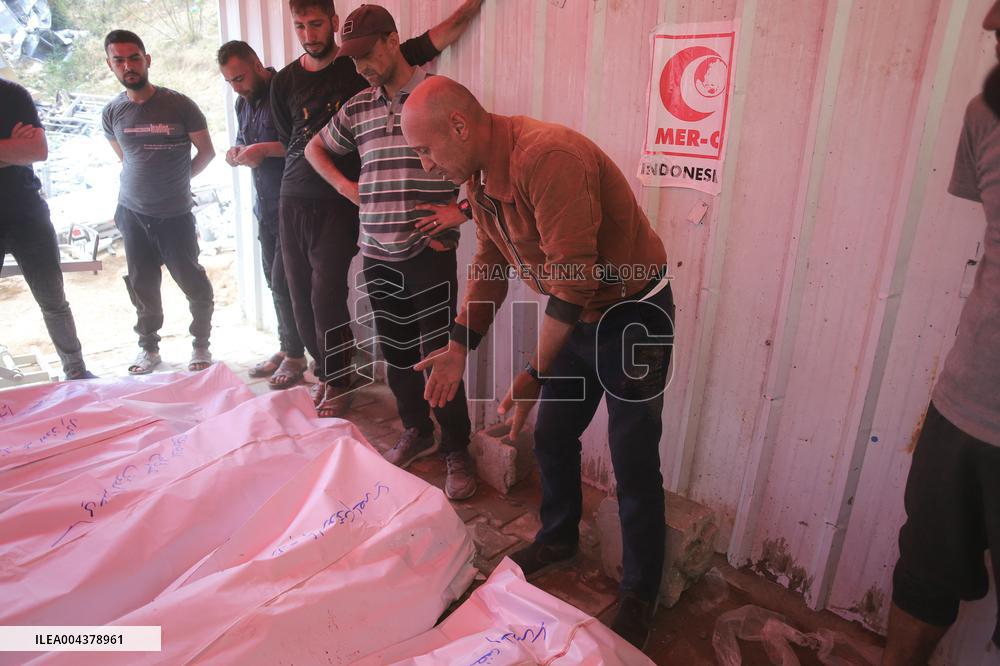 Palestinians Mourn After Deadly Israeli Attacks - Gaza