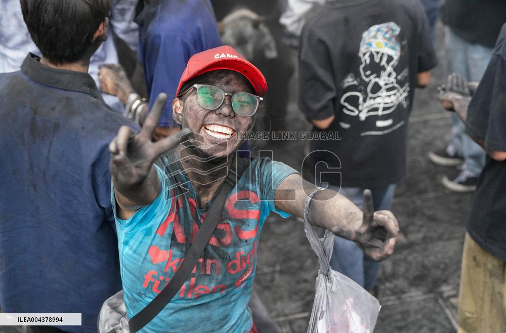 Daubing Face Black Event - China