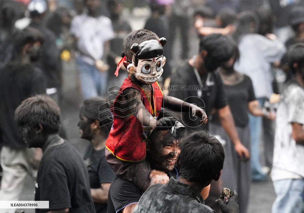 Daubing Face Black Event - China