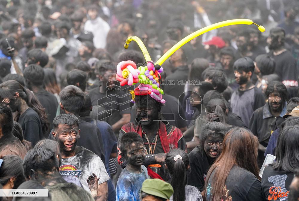 Daubing Face Black Event - China