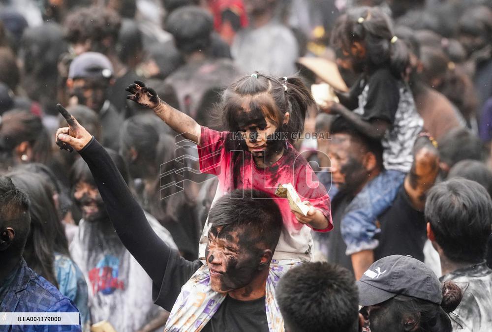 Daubing Face Black Event - China