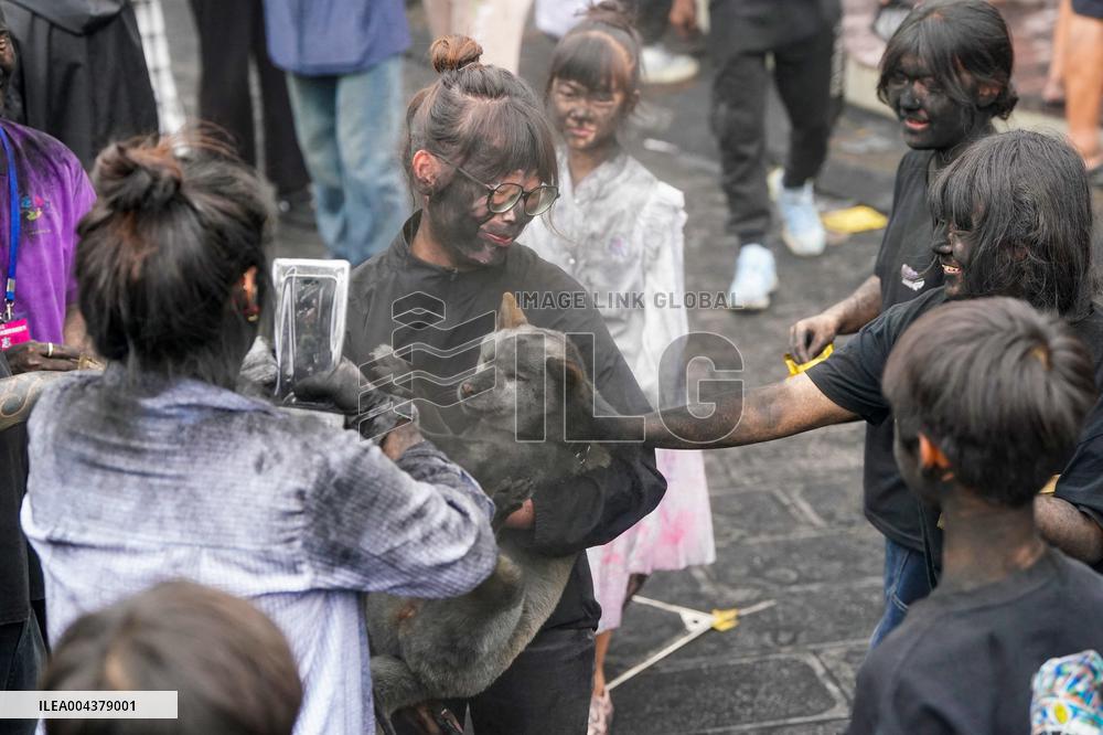 Daubing Face Black Event - China