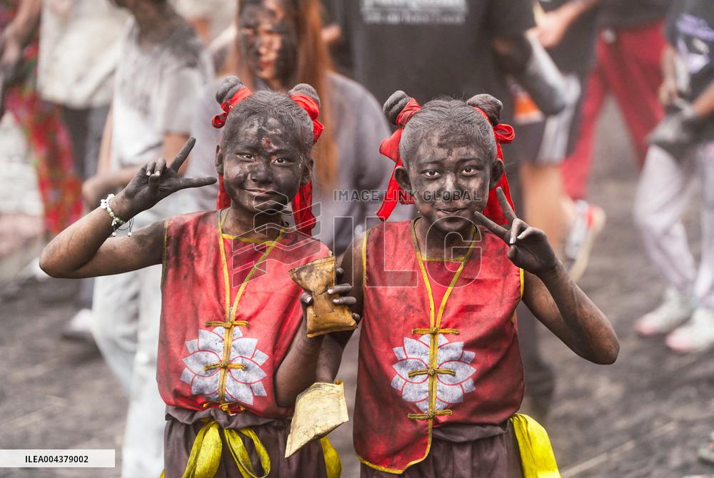 Daubing Face Black Event - China