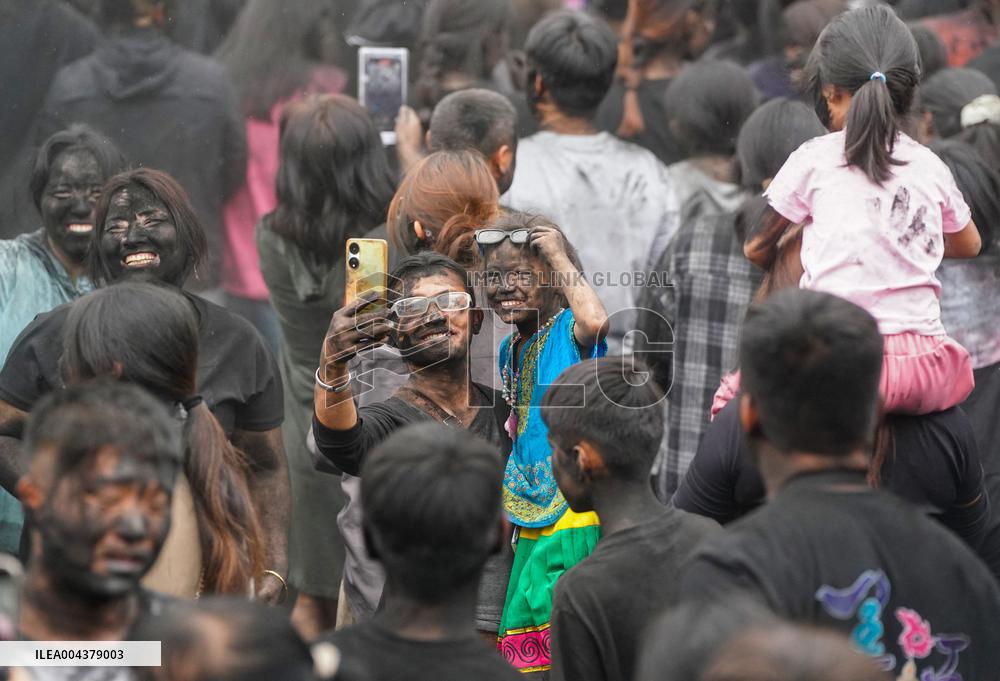 Daubing Face Black Event - China