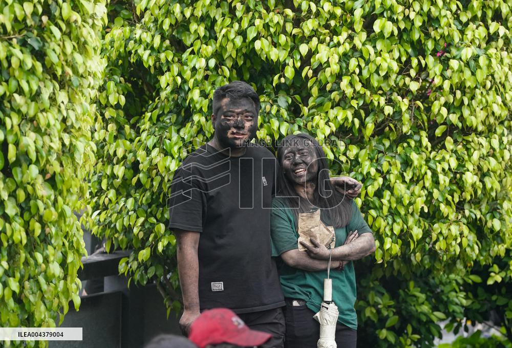 Daubing Face Black Event - China