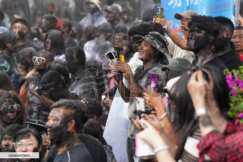 Daubing Face Black Event - China