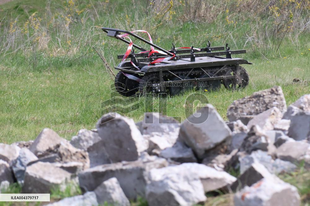Training of operators of ground robotic systems