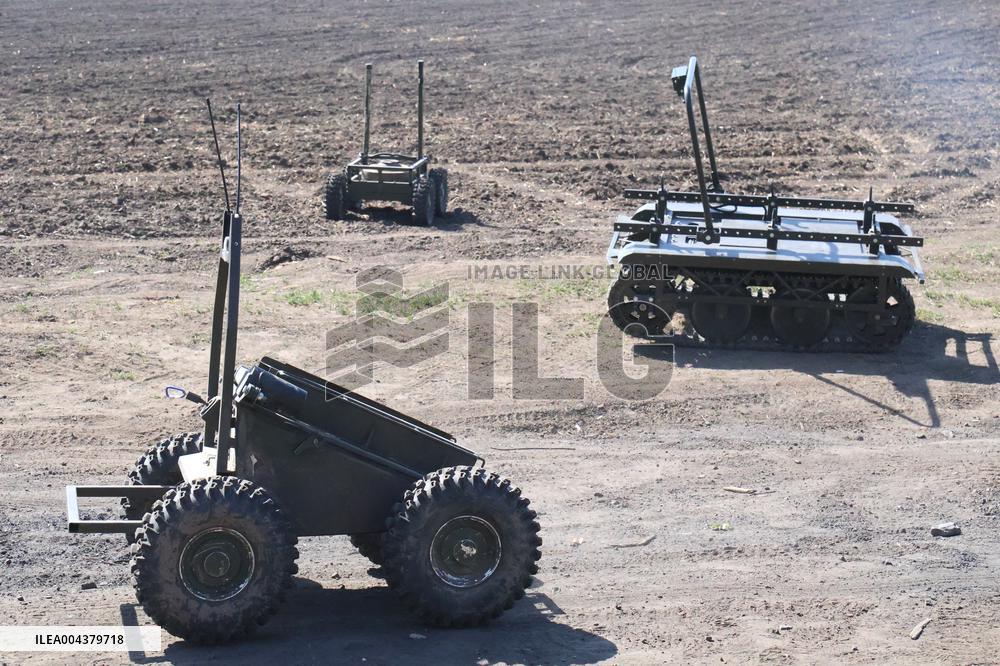 Training of operators of ground robotic systems