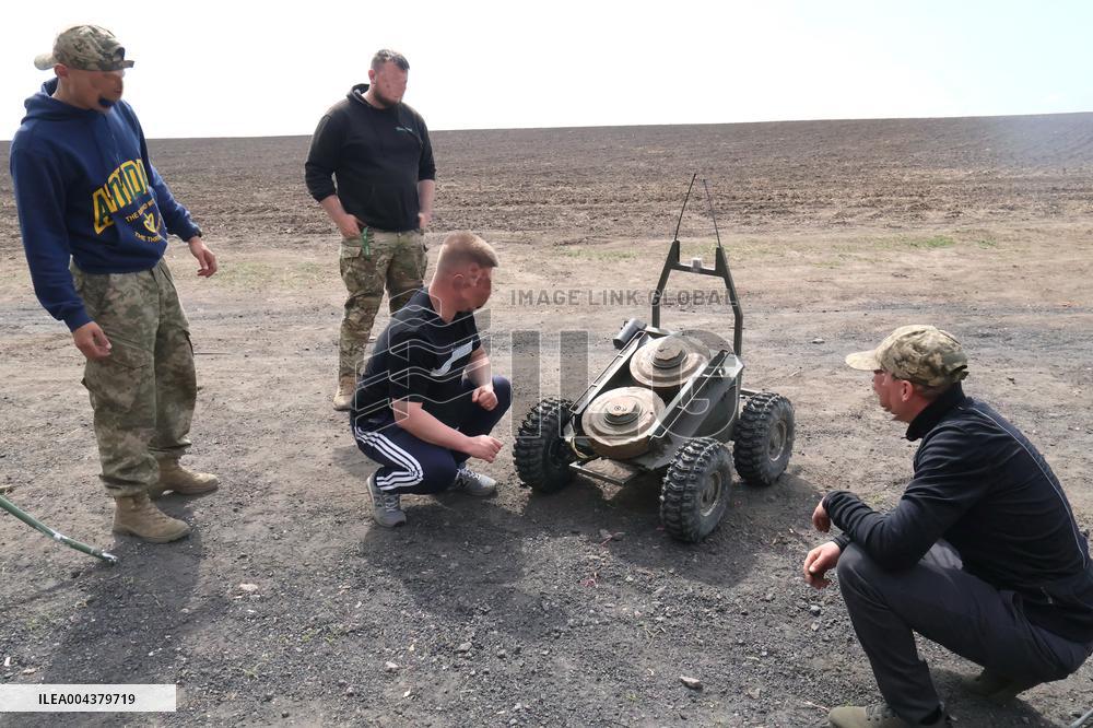 Training of operators of ground robotic systems