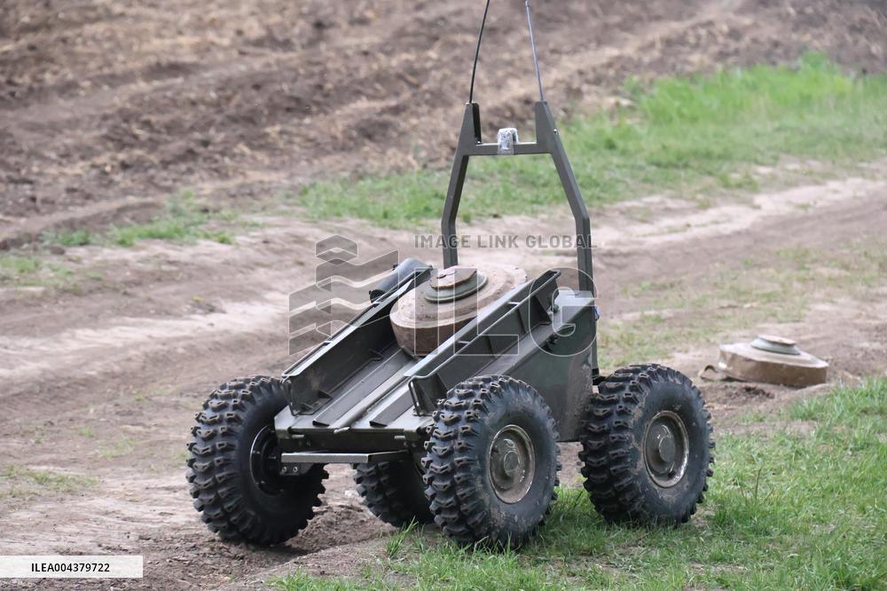 Training of operators of ground robotic systems