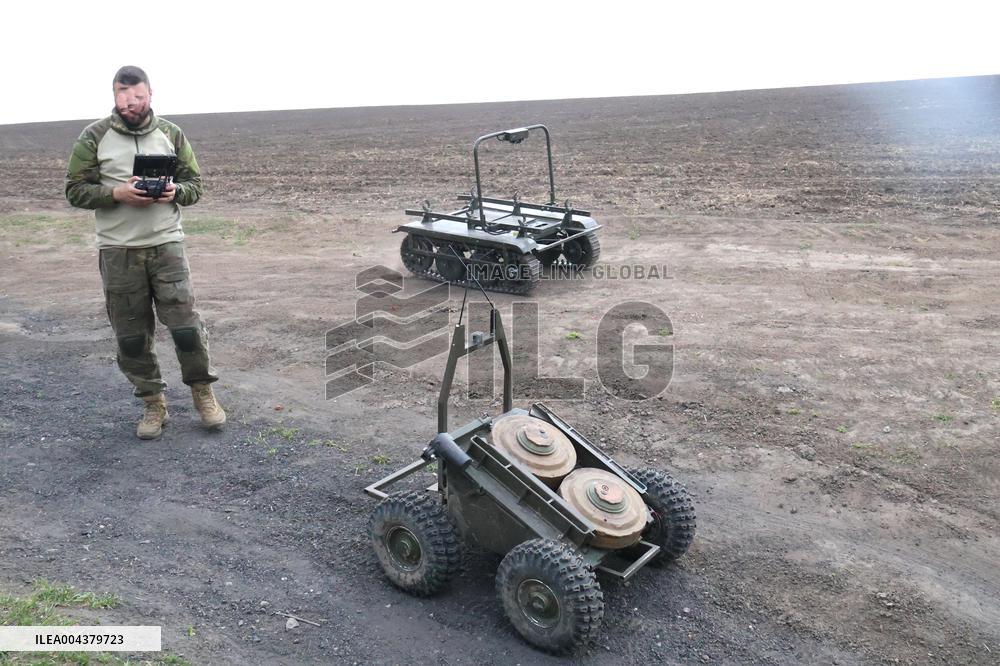 Training of operators of ground robotic systems