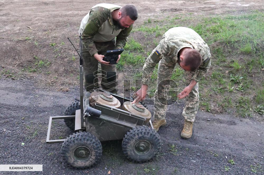 Training of operators of ground robotic systems