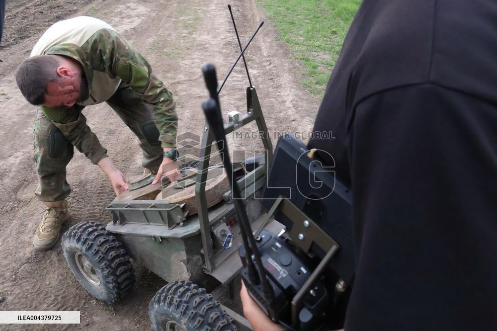 Training of operators of ground robotic systems