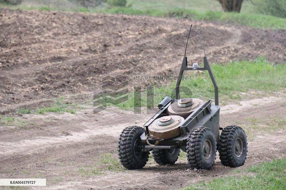 Training of operators of ground robotic systems