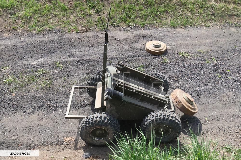 Training of operators of ground robotic systems