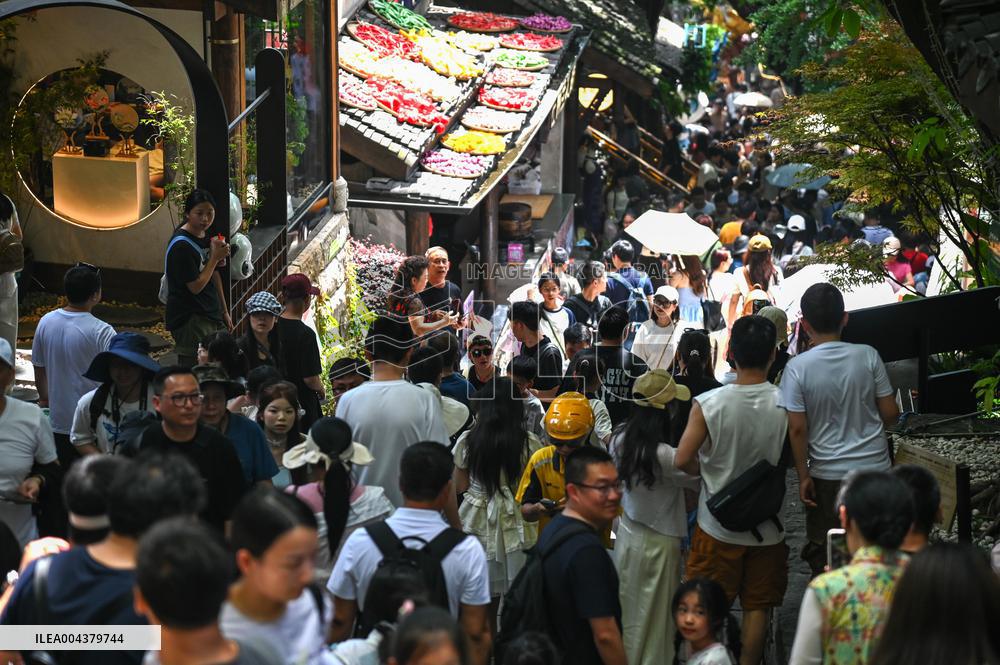 Tour Peak During May Day Holiday in Chongqing