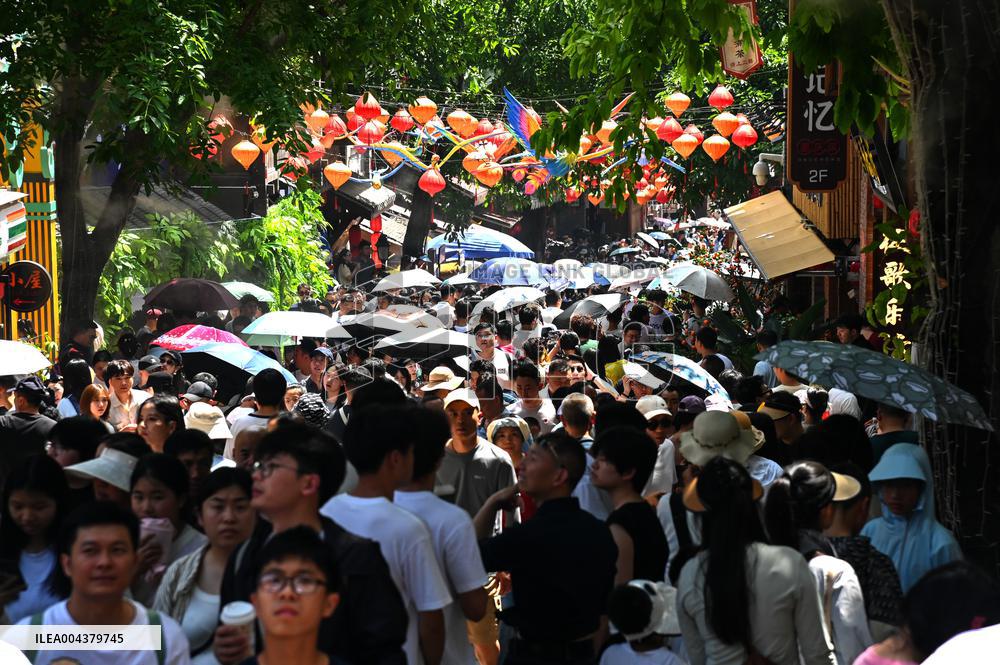Tour Peak During May Day Holiday in Chongqing