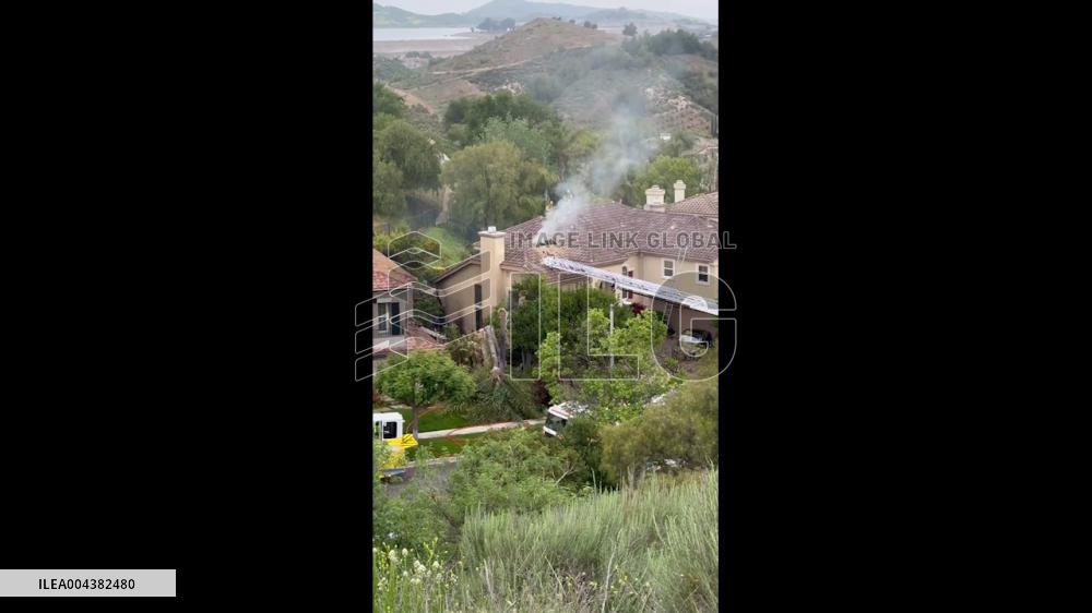 US: Small Plane Crashes Into Homes in Simi Valley, California