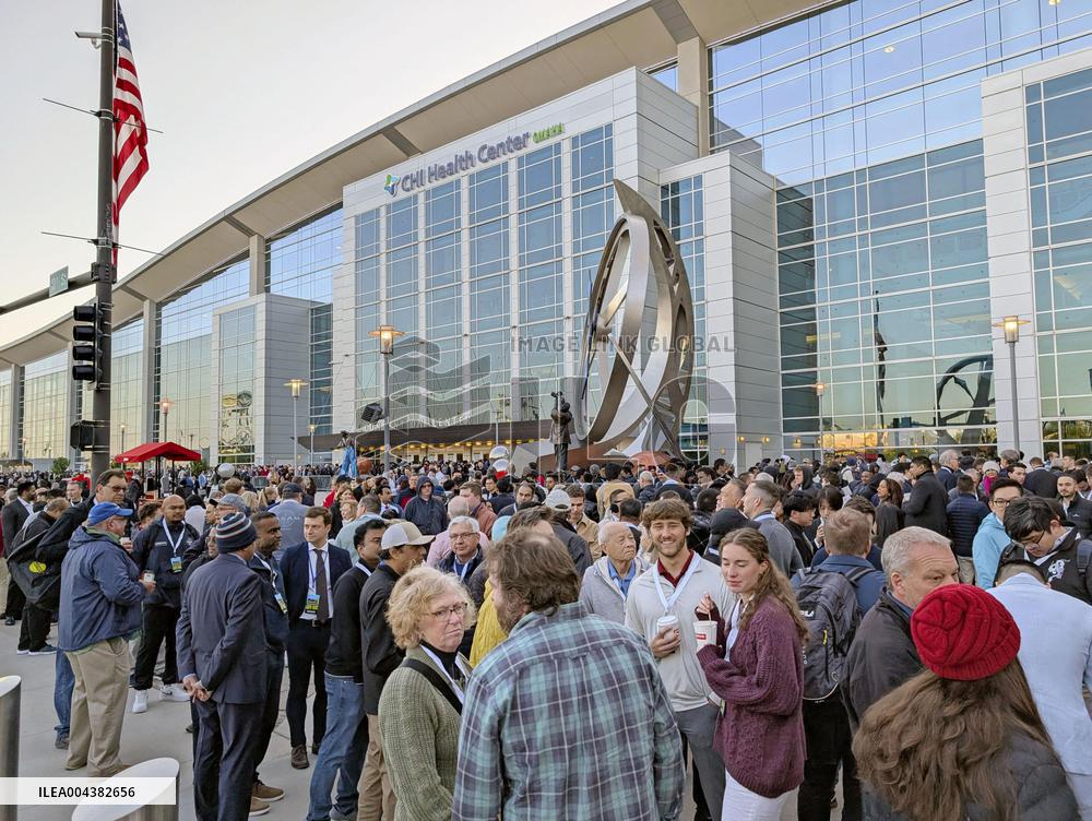 Buffett to step down as CEO of Berkshire Hathaway