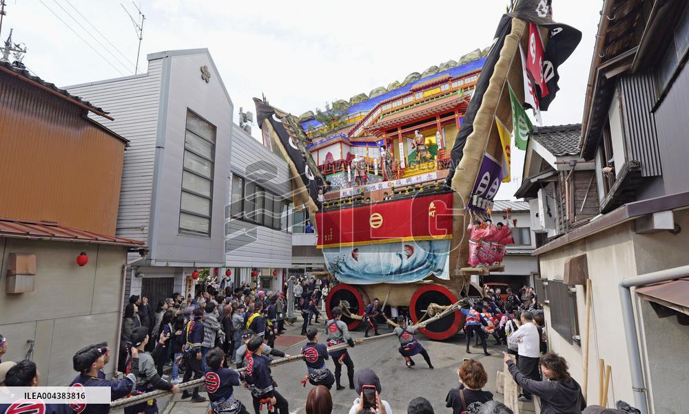 Giant float parades in quake-hit Ishikawa Pref. city