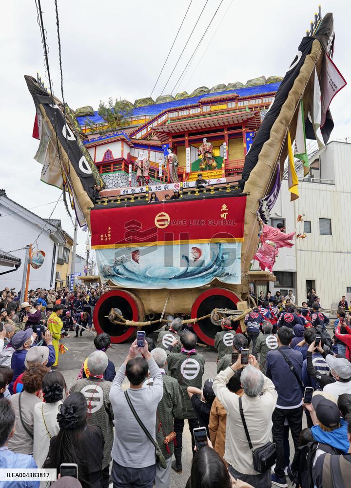 Giant float parades in quake-hit Ishikawa Pref. city
