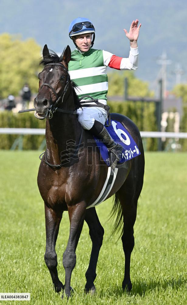 Horse racing: Redentor claims spring Tenno-sho