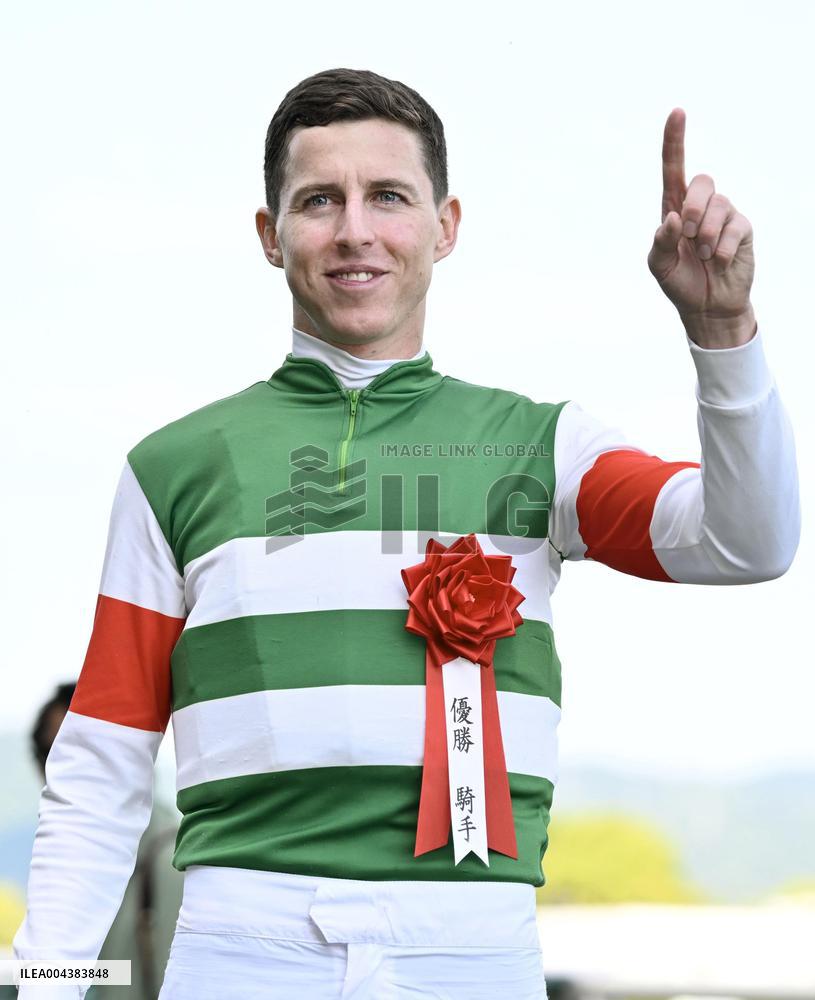 Horse racing: Redentor claims spring Tenno-sho