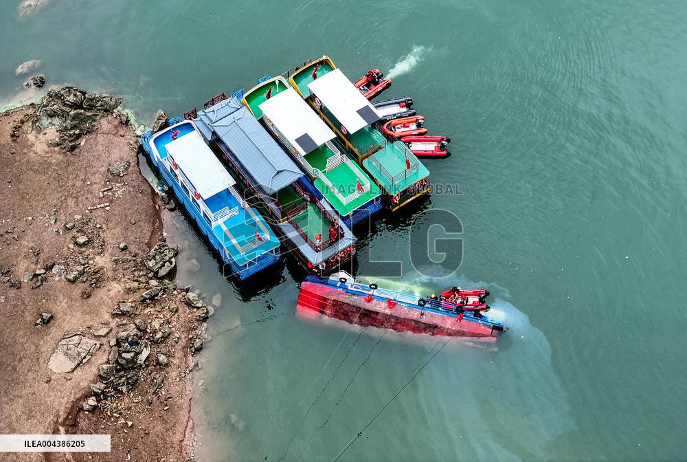 Ten Dead After Tourist Boats Capsize in China