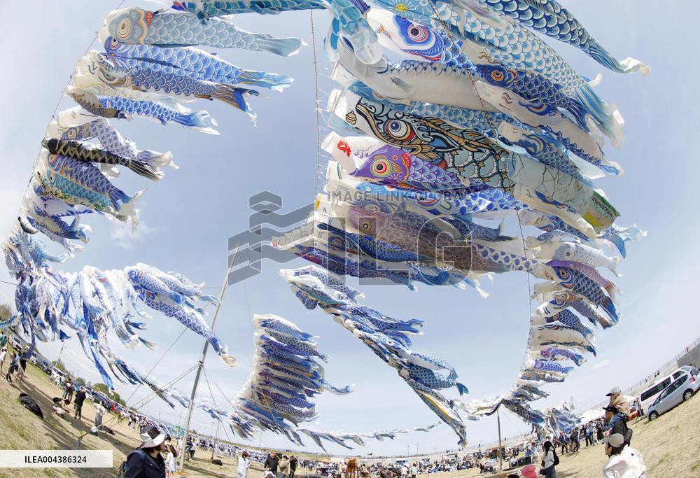 Carp streamers in tsunami-hit city