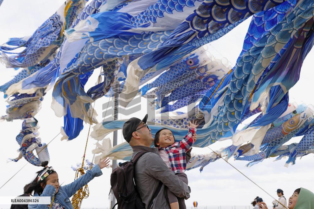 Carp streamers in tsunami-hit city