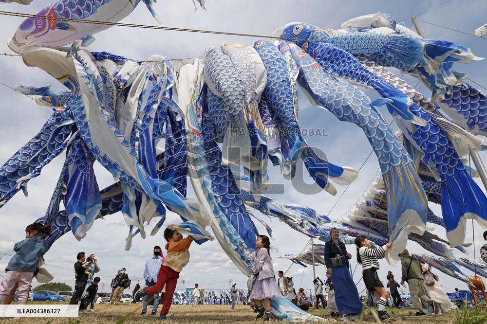 Carp streamers in tsunami-hit city