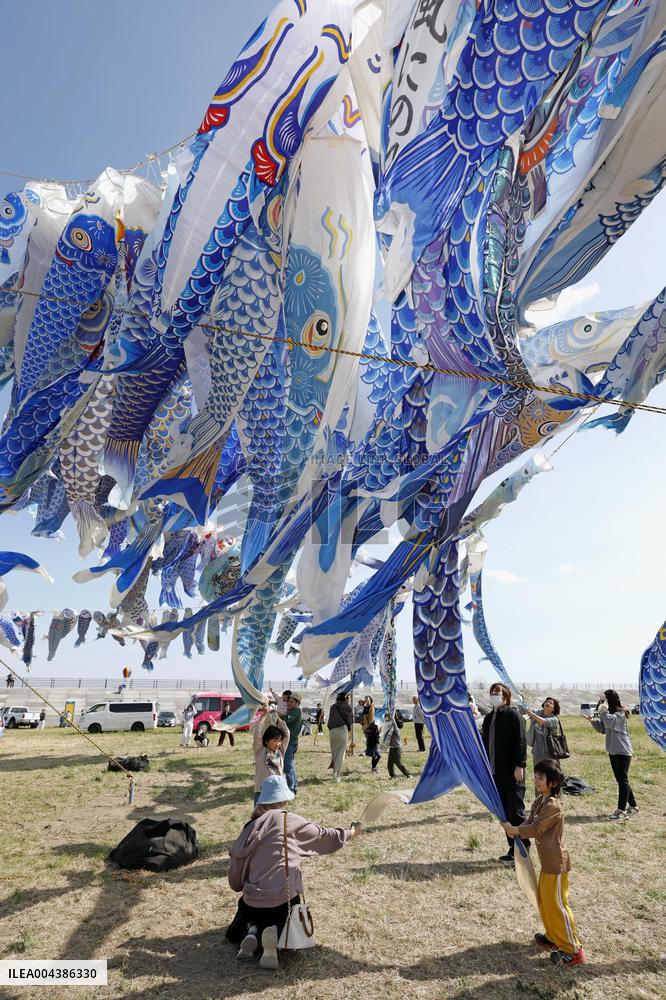Carp streamers in tsunami-hit city
