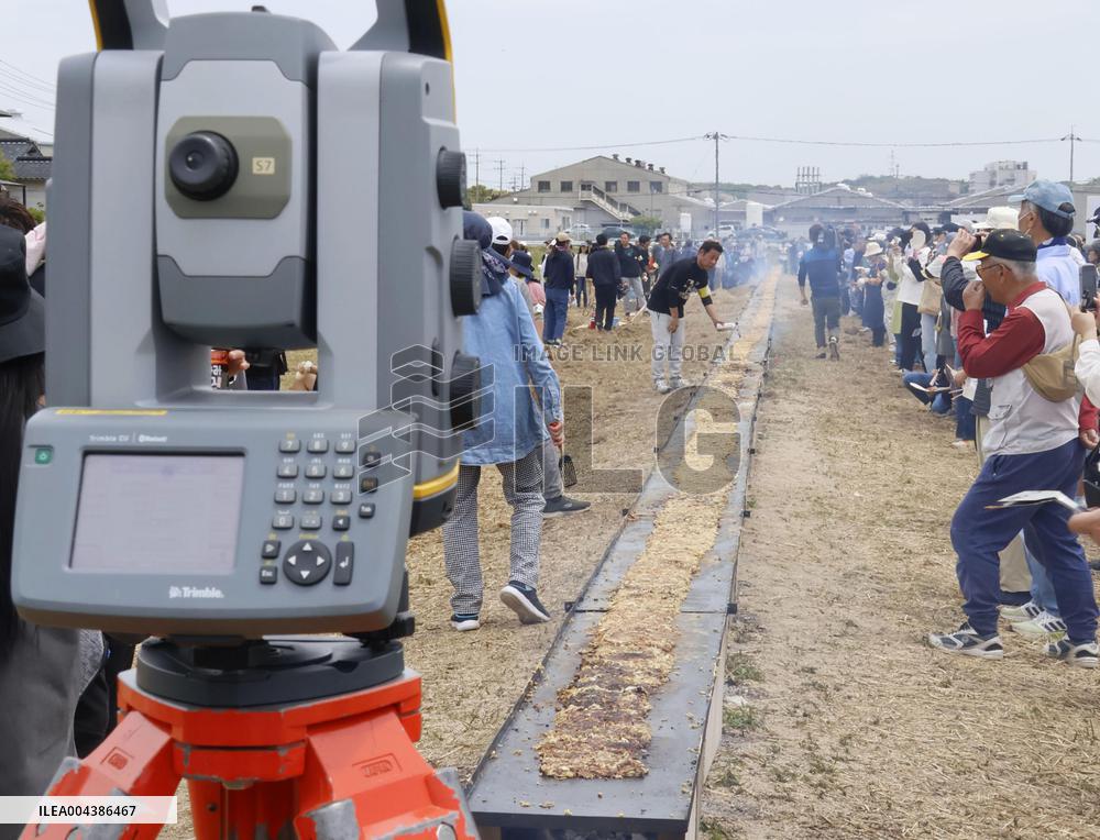 World's longest "okonomiyaki" pizza