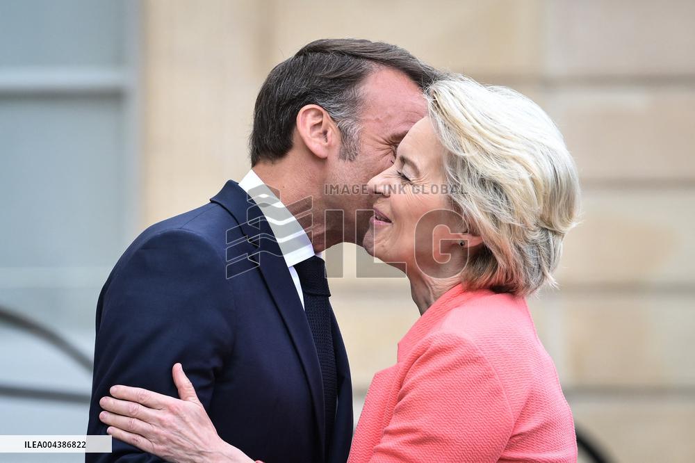 Emmanuel Macron welcomes Ursula von der Leyen at the Elysee FA