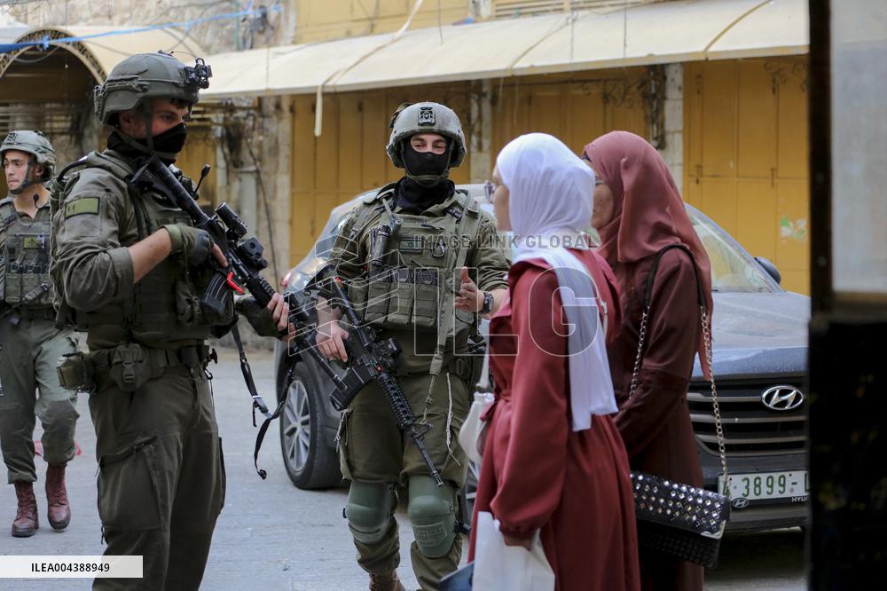 Israeli Forces Escort Settlers - Hebron