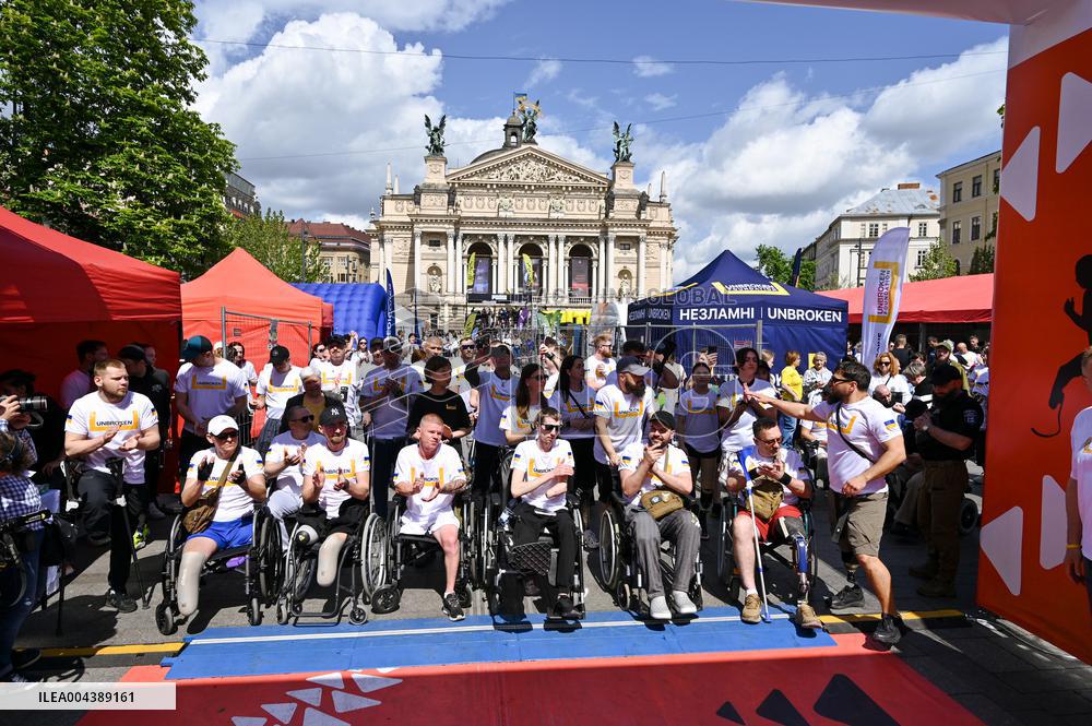 Veterans and UNBROKEN Center patients join Nova Poshta Lviv Half Marathon