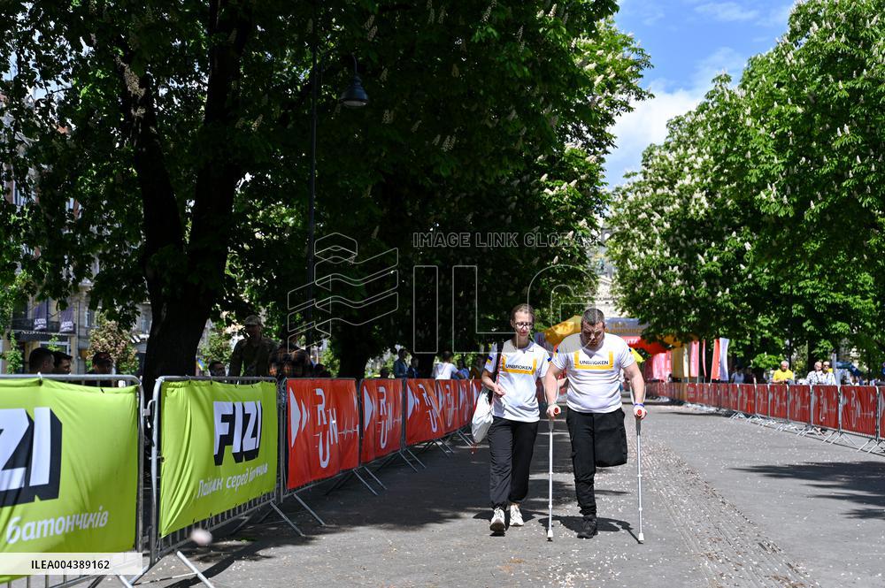 Veterans and UNBROKEN Center patients join Nova Poshta Lviv Half Marathon