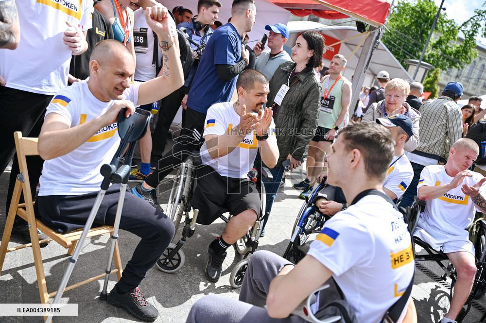 Veterans and UNBROKEN Center patients join Nova Poshta Lviv Half Marathon