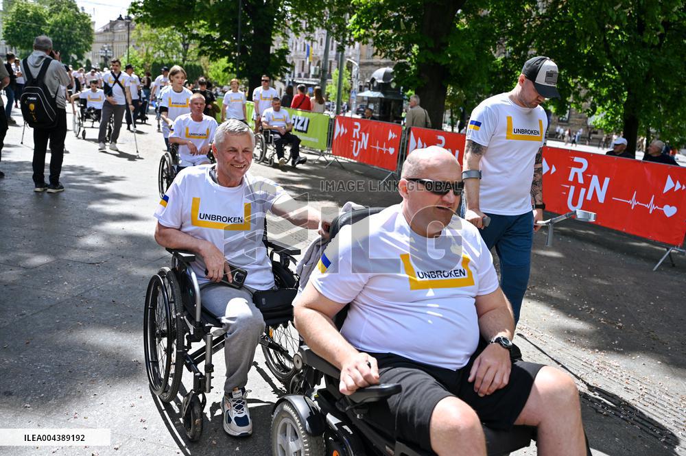 Veterans and UNBROKEN Center patients join Nova Poshta Lviv Half Marathon