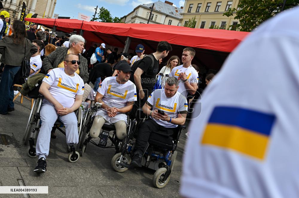 Veterans and UNBROKEN Center patients join Nova Poshta Lviv Half Marathon