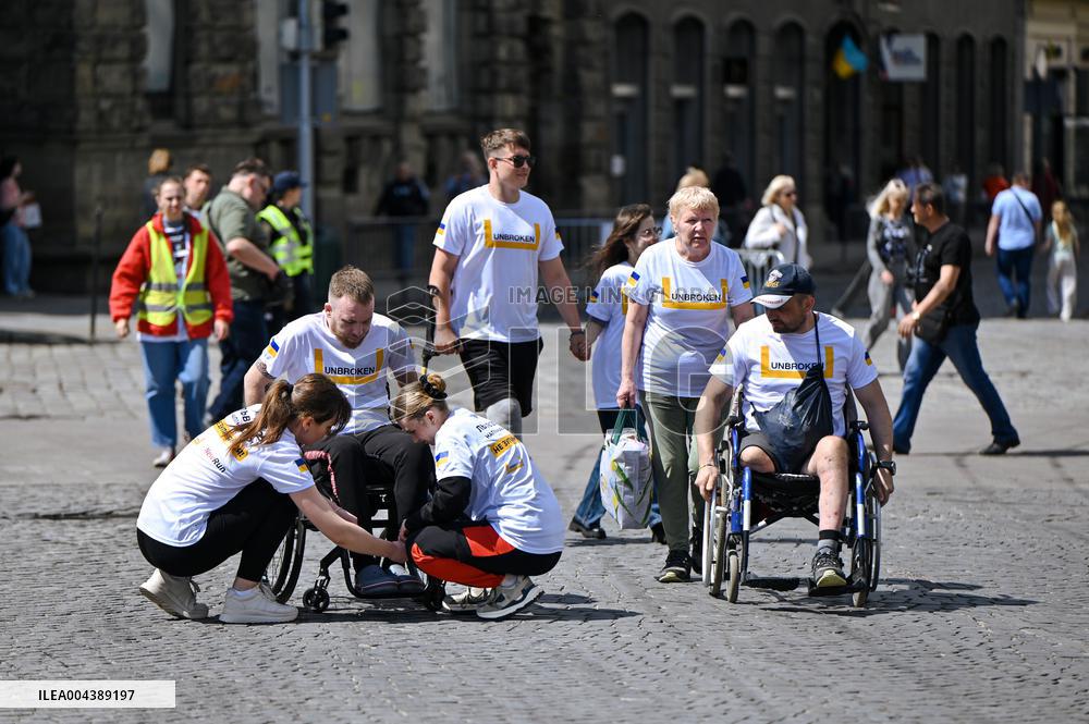 Veterans and UNBROKEN Center patients join Nova Poshta Lviv Half Marathon