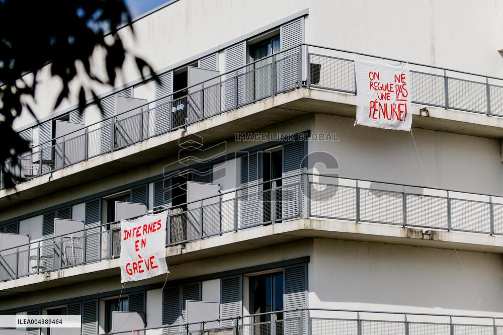Hospital Interns in Lorient Strike Against Transpartisan Medical Bill - France
