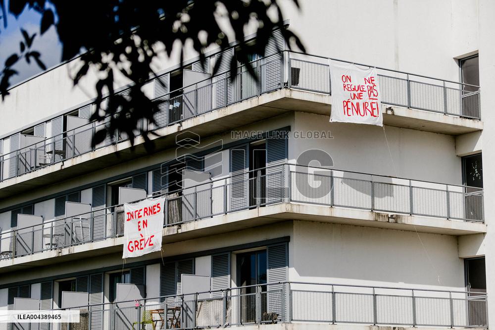 Hospital Interns in Lorient Strike Against Transpartisan Medical Bill - France