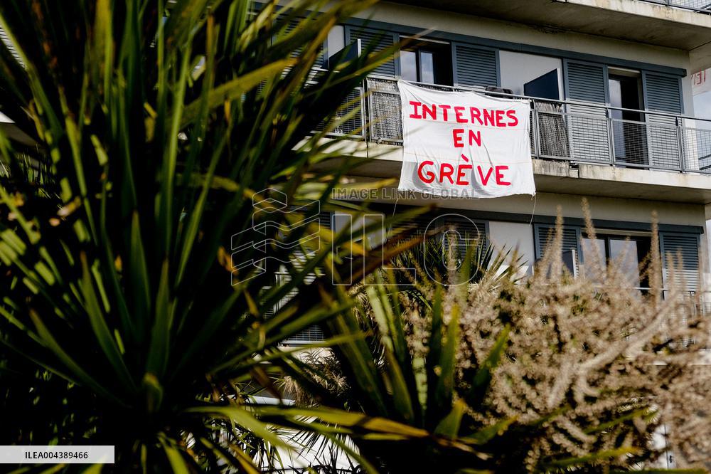 Hospital Interns in Lorient Strike Against Transpartisan Medical Bill - France