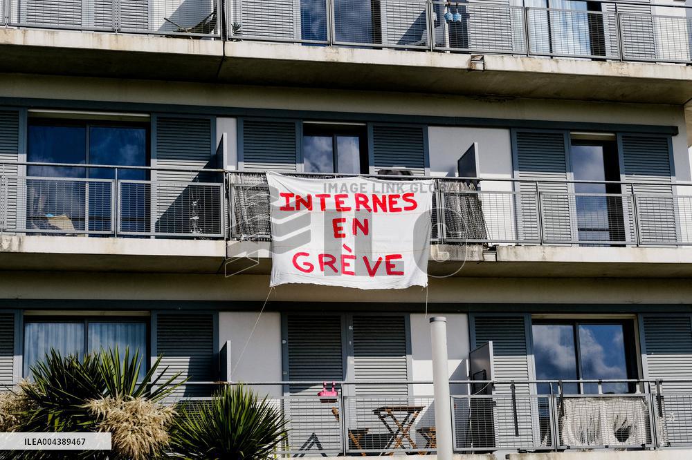 Hospital Interns in Lorient Strike Against Transpartisan Medical Bill - France