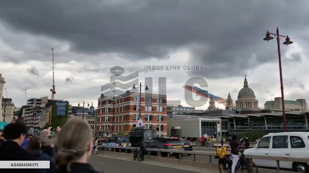 UK: Red Arrows’ Flypast Colors London Skies for 80th Anniversary of VE Day
