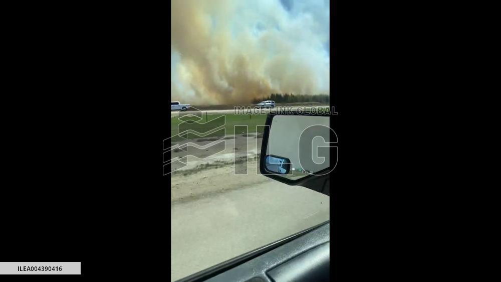 Canada: Large Brush Fire Forces Road Closure, Evacuations in West Edmonton 2