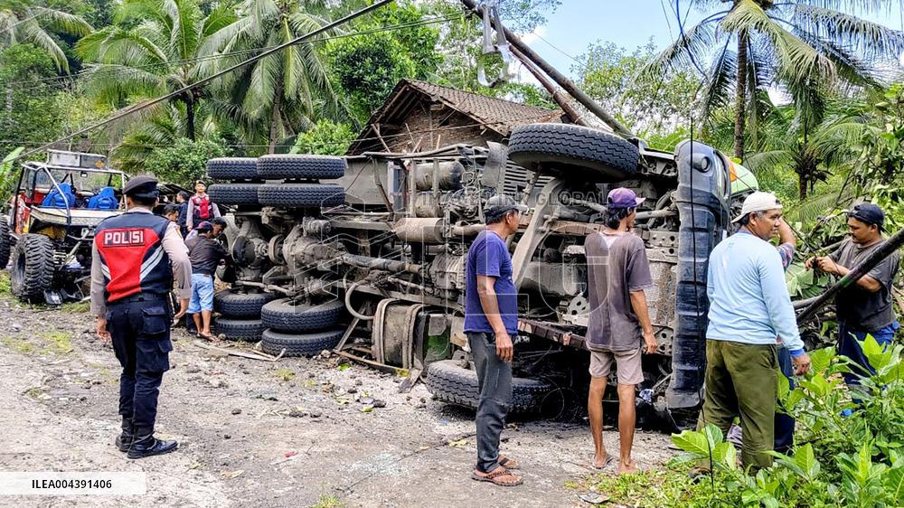 At Least 11 Dead in Accident Between Truck and Bus - Indonesia