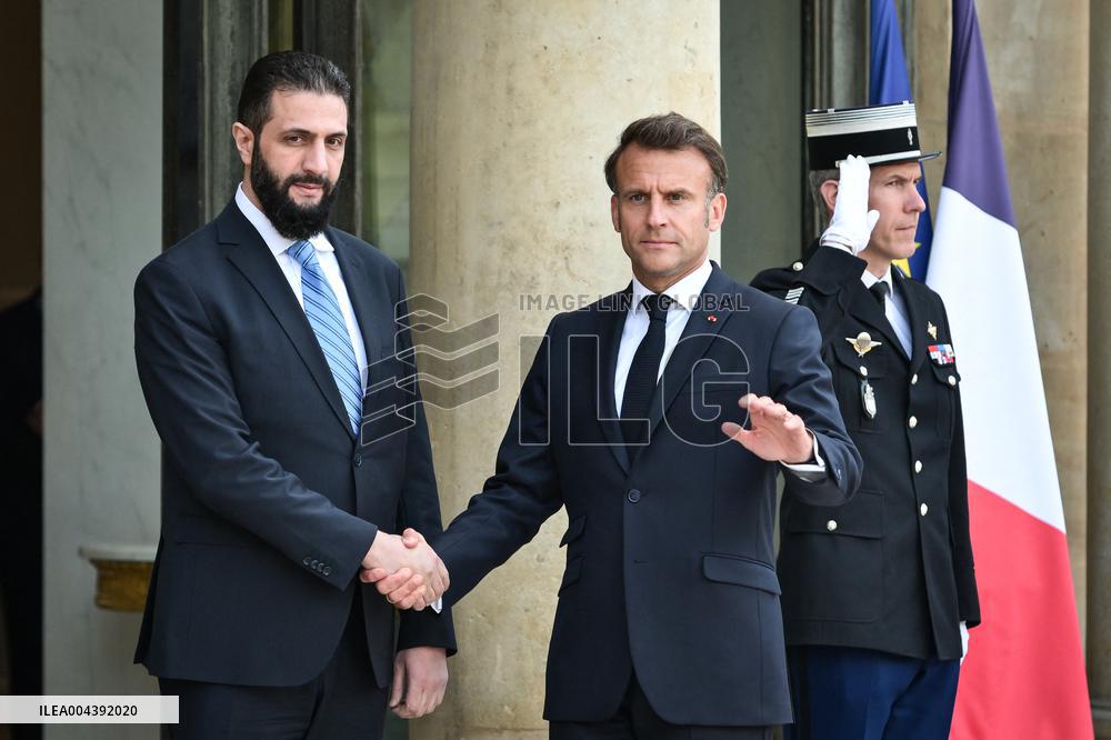 Emmanuel Macron welcomes Ahmed Al Sharaa at the Elysee FA